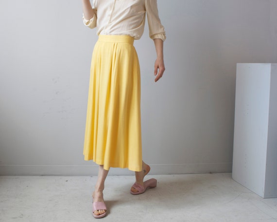 Pleated banana yellow skirt