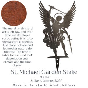K&ouml;nnte beinhalten: Eine dunkle Metall-Gartenstecker-Silhouette des Heiligen Michael mit Fl&uuml;geln, Heiligenschein und Schwert. Der Artikel misst 22,86 x 14,48 cm mit einem 5,72 cm langen Erdspie&szlig;. Ein kreisf&ouml;rmiger Einsatz zeigt eine rostige Metalloberfl&auml;che.