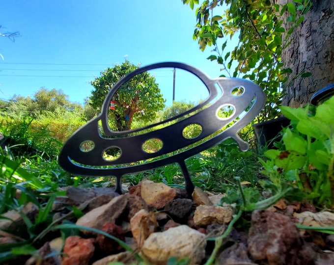 UFO Spaceship Yard Stake | Rusty Metal Alien Garden Yard Art | Outer Space Yard Decor | Father's Day Gift