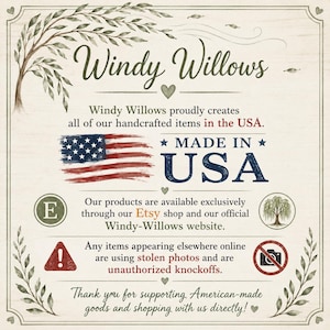 K&ouml;nnte beinhalten: Ein rechteckiges Hinweisschild mit cremefarbenem Hintergrund und gr&uuml;nen Weidenzweig-R&auml;ndern. Es enth&auml;lt den Text Windy Willows, eine Grafik der amerikanischen Flagge und den Text Made in USA. Es enth&auml;lt Warnungen vor nicht autorisierten Nachahmungen.