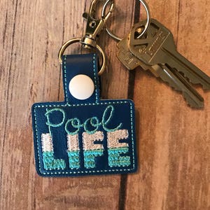 Llavero POOL LIFE. Pestaña a presión de Pool Life. Pool Life. Llavero de Pool Life. ¡Perfecto para carteras, mochilas, llaves, bolsos de pañales y más!