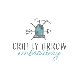 Peut inclure: Logo pour "Crafty Arrow Embroidery" avec une bobine de fil turquoise percée d'une flèche. Le texte "Crafty Arrow" est en gris foncé, avec "embroidery" en écriture turquoise en dessous.