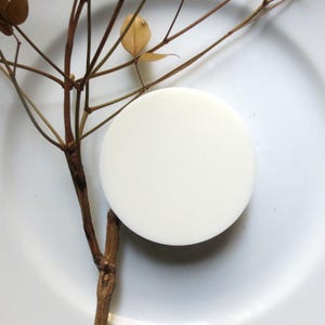 K&ouml;nnte beinhalten: Set aus drei Keramikbechern mit gesprenkelter, matter Oberfl&auml;che. Die Becher sind in Creme-, Hellgrau- und Dunkelgraut&ouml;nen gehalten. Schlichtes, minimalistisches Design.
