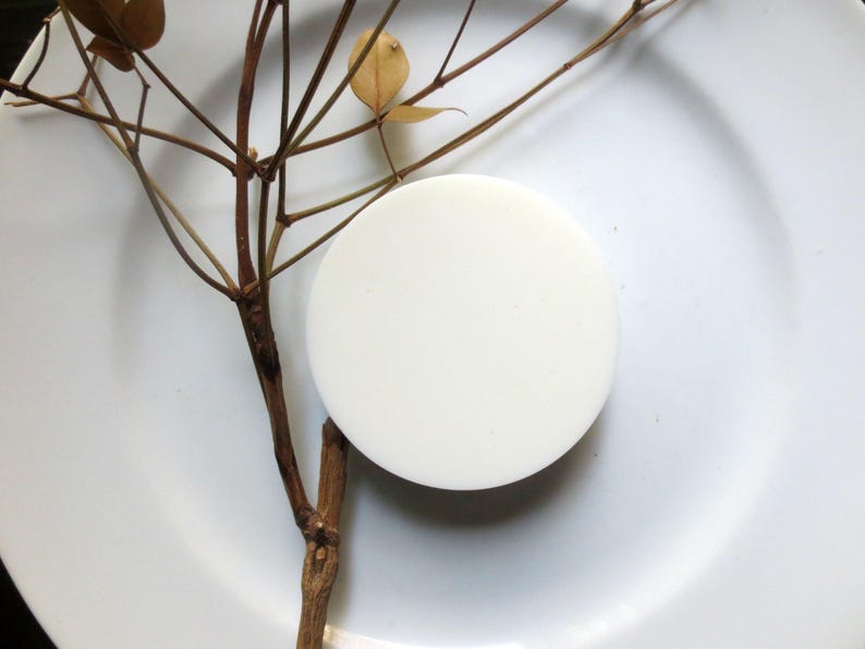 K&ouml;nnte beinhalten: Set aus drei Keramikbechern mit gesprenkelter, matter Oberfl&auml;che. Die Becher sind in Creme-, Hellgrau- und Dunkelgraut&ouml;nen gehalten. Schlichtes, minimalistisches Design.