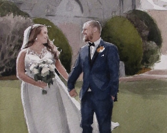 Puede incluir: Pintura a la acuarela de una pareja de recién casados tomados de la mano, sonriéndose. La novia lleva un vestido blanco y velo, sosteniendo un ramo. El novio viste un traje azul marino con pajarita. El fondo muestra un edificio y follaje verde.