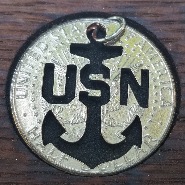 US Marine pendentif, pendentif emblème de la marine, US Navy collier, collier logo marine, pendentif bleu marine, collier marine, militaire à la main coupe pendentif de pièce de monnaie