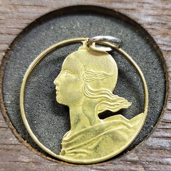 Französische 20 Centimes handgeschnittene Münze; Französischer Frauen Anhänger; Französischer Münzanhänger; Französische Münzkette; Art Deco Silhouette Anhänger