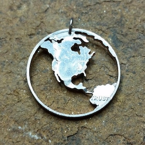 Handgeschnittene Erdkugel Münze Anhänger Halskette - Einzigartige Planet Astronomie Geschenk - Detaillierte Weltkarte Schmuck für Reisende & Weltraum Liebhaber
