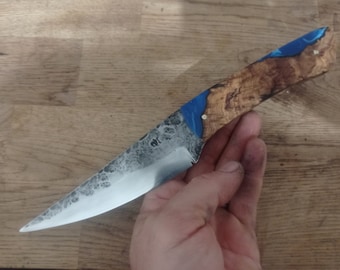 couteau forgé acier carbone manche en résine bleue et bois d'olivier