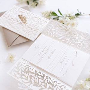 Pocket Hochzeitseinladung mit 4 Einsätzen in Weißer Bogen-Torbinde mit filigranem Laserschliffblatt und Goldfolie