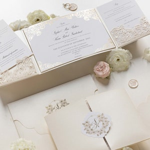 Invitación en folio de boda de lujo con suite plegable de bolsillo de lámina dorada para el día de la boda, confirmación de asistencia, tarjeta de información con bolsillos cortados con láser, sello de cera, sobres