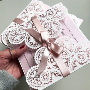 Blush Pink & White Lace Blush Laser cut Invitación de día de boda con cinta y sobre, Suite de invitación de boda, Tarjetas de invitación