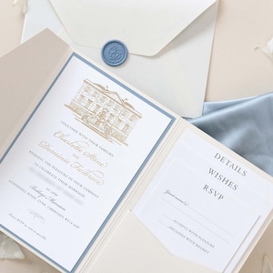 Invitación a medida para el lugar de la boda Invitación al lugar en azul polvoriento y champán Suite de bolsillo en sobre clásico plegado en papel de oro