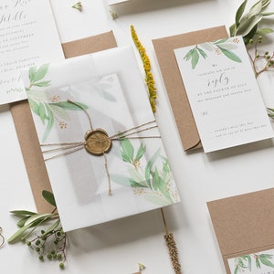 Pode incluir: Conjunto de convites de casamento com um design floral verde e dourado. O convite apresenta uma ilustração em aquarela de folhas e galhos com detalhes dourados. O texto no convite diz "Mary Lou Rose e James Gatdis". O convite é acompanhado por um cartão RSVP correspondente e um cartão de detalhes.