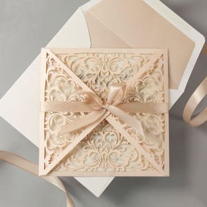 Weiches Pfirsich Set Luxus Laser Cut Spitze Pocketfold Hochzeitseinladung mit Satinband, Elegant, Die Cut, Perlmutt, Flitterwochen