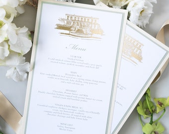 Może przedstawiać: Karta menu weselnego z złotą ilustracją budynku. Menu zawiera przystawkę, danie główne, deser i listę win. Karta jest na białym tle z zieloną ramką.