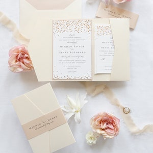 Classic Pocketfold en Pearl Shimmering Envelope Fold Folder con Rose Gold Foil Confetti Pocket Suite en Rosa Polvoriento y Champagne w / Envelope