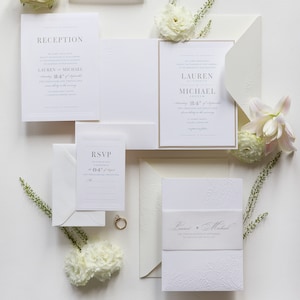 Invitación de boda en suite con bolsillo en relieve de perlas de lujo con banda para el vientre de pergamino, carpeta de boda blanca clásica, con confirmación de asistencia, recepción, con sobres