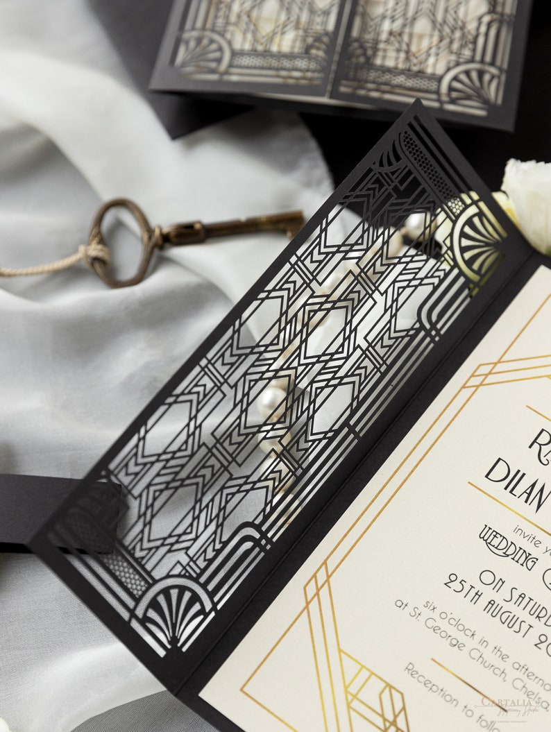 Grande taglio laser nero Gatsby, Art Deco, invito di nozze pieghevole personalizzato del 1920 in oro, monogramma e busta personalizzati, fustellato immagine 5