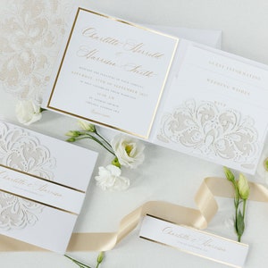 Luxe bloemenlasergesneden kanten pocketfold huwelijksuitnodigingsuite met 3 lagen: gastinfo, reizen en RSVP-kaart Witte trouwmap