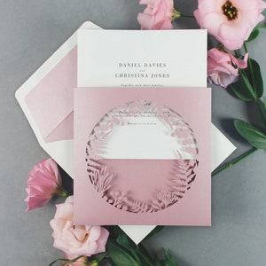 Charming Farn Laub Laser Cut Hochzeitseinladungs-Set mit klassischer Typografie und Aquarell Liner