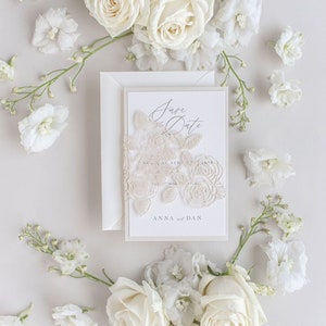 Elegante Laser Cut Rose Save The Dates mit geblümten Umschlägen