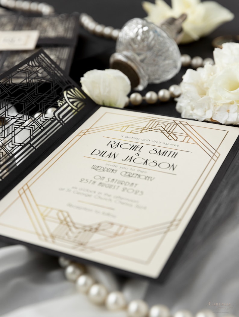 Grande taglio laser nero Gatsby, Art Deco, invito di nozze pieghevole personalizzato del 1920 in oro, monogramma e busta personalizzati, fustellato immagine 9