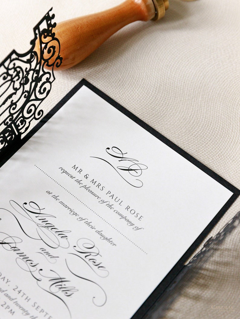 Może przedstawiać: Czarno-białe zaproszenie ślubne z laserowo wyciętym wzorem. Zaproszenie zawiera tekst "MR & MRS PAUL ROSE request the pleasure of the company of at the marriage of their daughter Angela Rose and James Mills DAY. 24TH SEPTE od and twenty th 2PM"