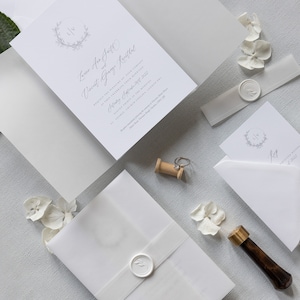 Klassieke Wax Seal Trouwuitnodiging in wit met Perkament Wrap Bruiloft Uitnodiging Pocket Suite, Map met Monogram Vellum Band + RSVP + Envelop