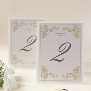 Klassische Tischnummer und Name in Altgold und Champagner, Hochzeitstischnummern, Tischdekorkarten