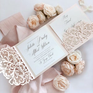 Tasca tagliata al laser Piega Invito di nozze di lusso in blush e champagne con 3 inserti: Rsvp con busta, viaggio, informazioni per gli ospiti Biglietto di nozze