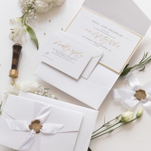 Weißer Umschlag Hochzeitseinladung & Gold Cupid Wax Seal Klassische Einladung Satinband Kalligrafie auf Goldfolie | Rsvp Karte