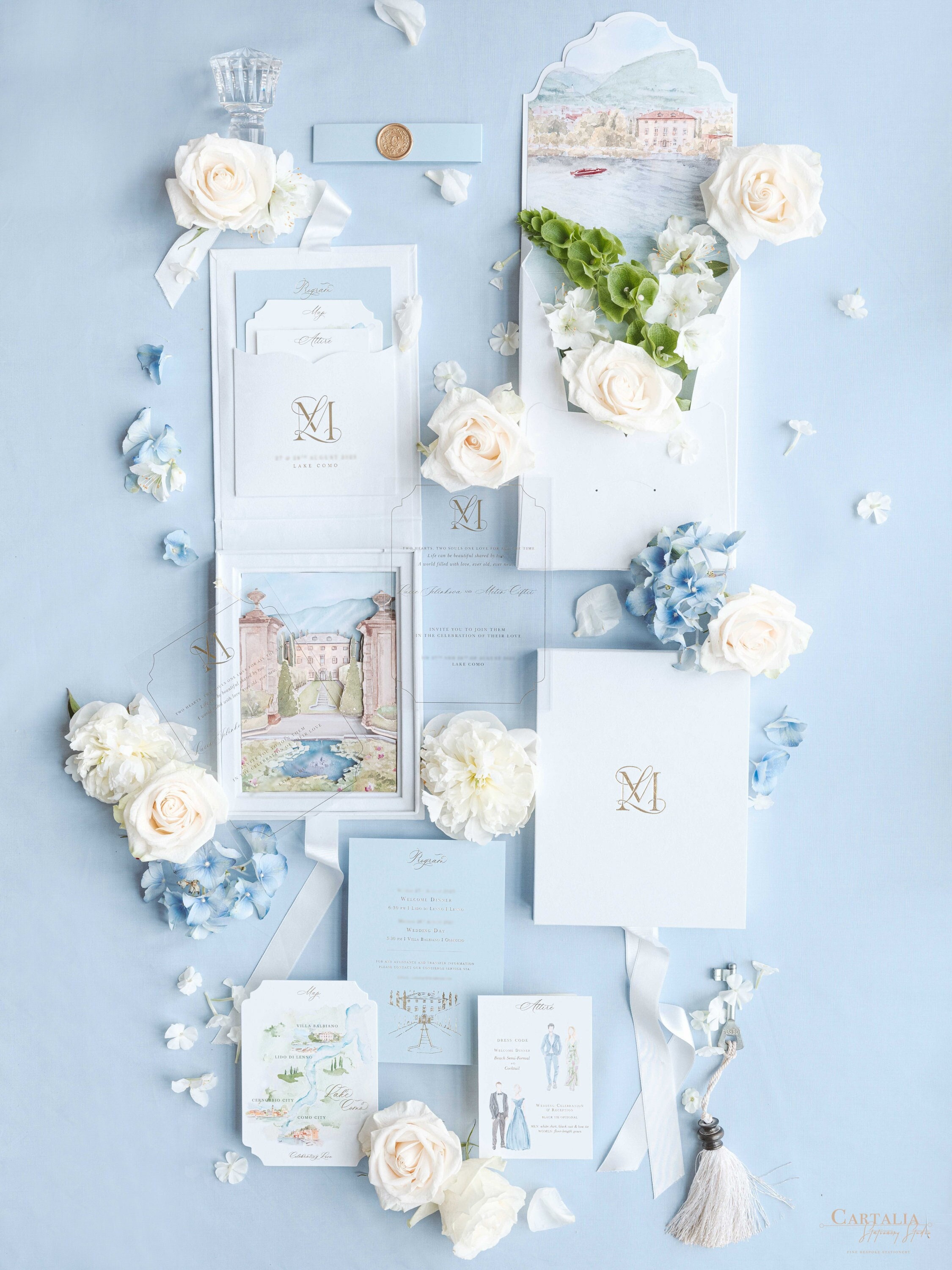 Villa Balbiano Box Hochzeitseinladung, Luxus Weiß Samt Einladen, Comer See Staubig Blau 3D Ordner mit Goldfolie Acryl Einladen SAMPLE