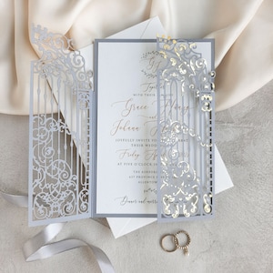 Luxury Foil Grey Laser Cut Invito di nozze apribile ornamentale con lamina d'oro, monogramma design, matrimonio grigio, cancello con buste