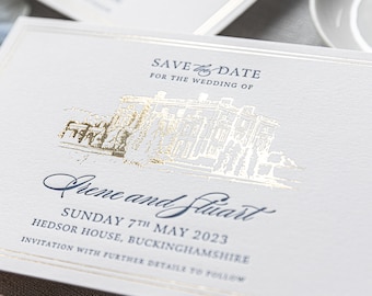 Könnte beinhalten: Weiße Hochzeitseinladung mit goldenen Folienakzenten. Die Karte zeigt eine goldene Illustration eines prächtigen Gebäudes mit dem Text "Save the Date" und den Namen "Srene and Stuart" sowie Veranstaltungsdetails.