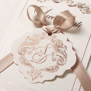 Luxueuse carte en or rose feuilletée et étiquette Save the Date avec monogramme et ruban de satin vintage, Save Our Date, carte du jour du mariage