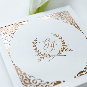 Luxus Rose Gold Folie Laser Cut Tasche Monogramm Hochzeit Einladung Set mit Boho Wappen, Beutel Fold mit 3 Karten: RSVP / Details / Empfang