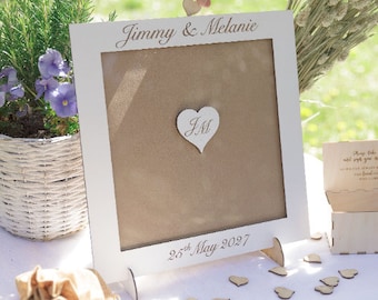 Libro de firmas de boda con marco de roble, corazones de madera y bolsa de arpillera.