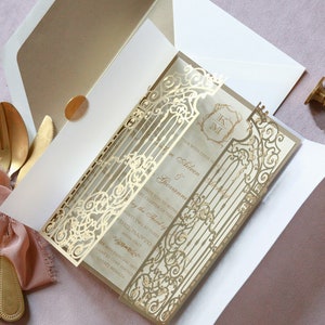 Luxe Venue Geïnspireerd Sier Gatefold Laser Cut Day Uitnodiging met Elegante Vellum Sleeve & Gold Wax Seal, Bruiloft Uitnodiging in Goud