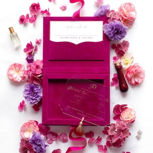 Faire-part de mariage dans une boîte de luxe en velours de qualité supérieure dans une boîte en velours rose fuchsia avec monogramme de mariage en feuille d'or | Faire-part en plexi avec pompon