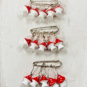 Niedliche rote Fliegenpilz Stitch Marker, Maschenmarkierer, Häkelmarkierer, Häkelmarkierer, Häkelmarkierer, Häkelmarkierer