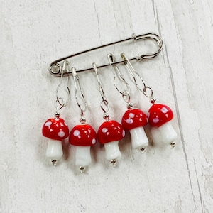 Fliegenpilz Glas Lampwork Bead Stitch Marker, Maschenmarkierer, Strickzubehör, Fortschrittsmarkierer, Fortschrittshalter, Häkeln