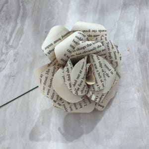 Boekpagina papieren roos, papieren rozen, cadeau voor haar, eeuwige bloemen, boekenpagina roos, roos met lange steel, huwelijksbloemen, papieren boeket