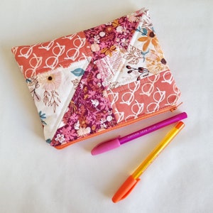Demi Pouch PDF Sewing Pattern, Sew Along Video, SVG file and colouring file included, zippered pouch pattern, sewing tutorial. quilted pouch