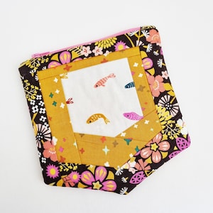 Patron de couture PDF pour pochette de poche comprenant une vidéo d'instructions, un motif de pochette en papier Foundation, un motif de pochette à fermeture éclair matelassée.