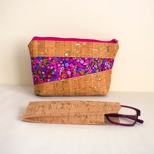 El patrón de costura PDF Cork Duo incluye un archivo SVG, un patrón de estuche, una bolsa de cosméticos, un estuche para gafas, una bolsa para gafas, una bolsa de corcho, una bolsa de corcho y una bolsa con cremallera.