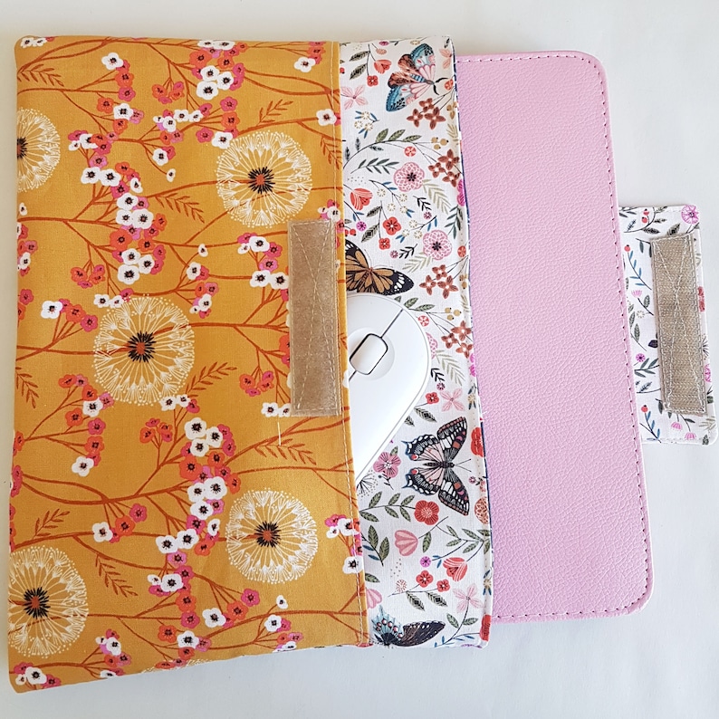 Puede incluir: Una funda para port&aacute;til de color amarillo y rosa con estampado floral, interior rosa y cierre de cremallera. La funda tiene un bolsillo para un rat&oacute;n.