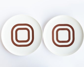 Two Italian Melamina dinner plates, melamine plates, plastic camping plates, Style per alimenti Italy, geometric mid-century picnic plates