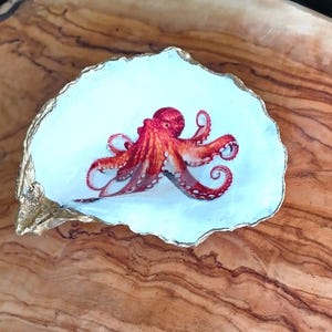 Chic Octopus Decoupage Austernschale - Gold und Weiß Ringschale, bemalte Muschel Schmuckschale, nautischer Akzent für Zuhause, einzigartige Oktopus Kunst