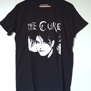 Camiseta The Cure: Ilustração de Robert Smith, Produto Oficial Licenciado